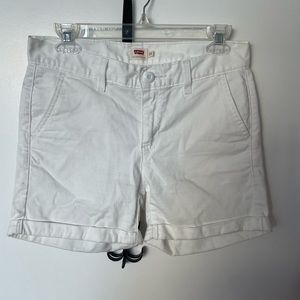 White Levi’s shorts